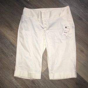 Mixit Stretch Womens 6 White Bermuda Shorts New❤️